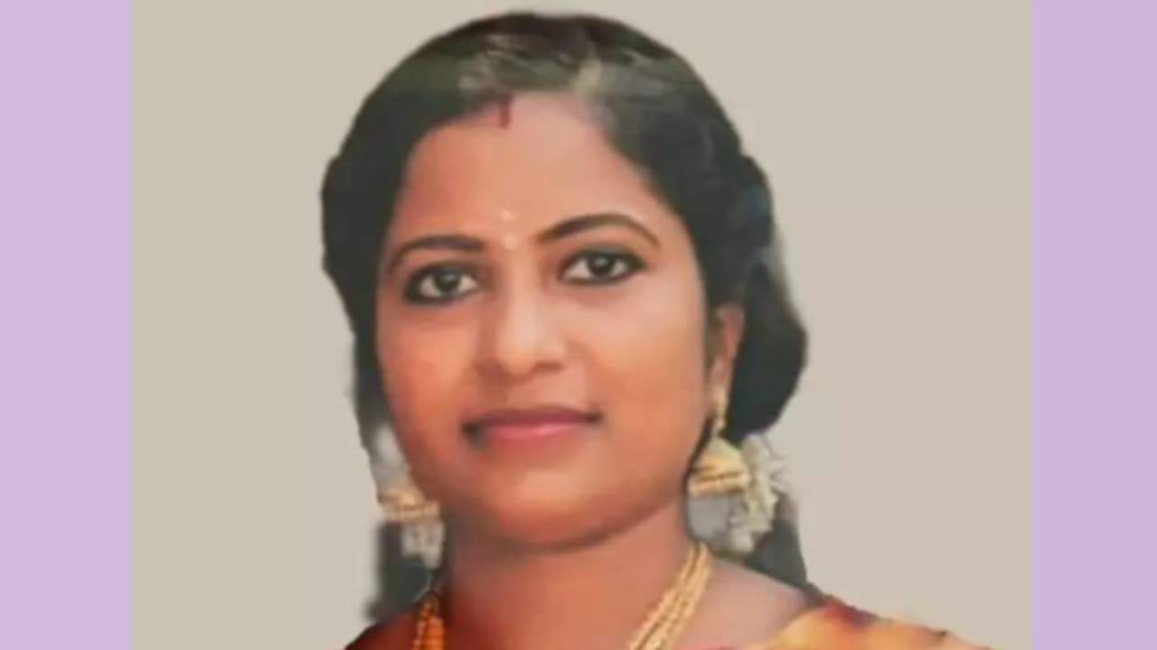 അയൽക്കാരന്റെ അപവാദങ്ങളിൽ മനംനൊന്ത് യുവതി തൂങ്ങിമരിച്ചു, പരാതിപ്പെട്ടിട്ടും പൊലീസ് അനങ്ങിയില്ലെന്ന് കുടുംബം അയൽക്കാരന്റെ അപവാദങ്ങളിൽ മനംനൊന്ത് യുവതി തൂങ്ങിമരിച്ചു, പരാതിപ്പെട്ടിട്ടും പൊലീസ് അനങ്ങിയില്ലെന്ന് കുടുംബം