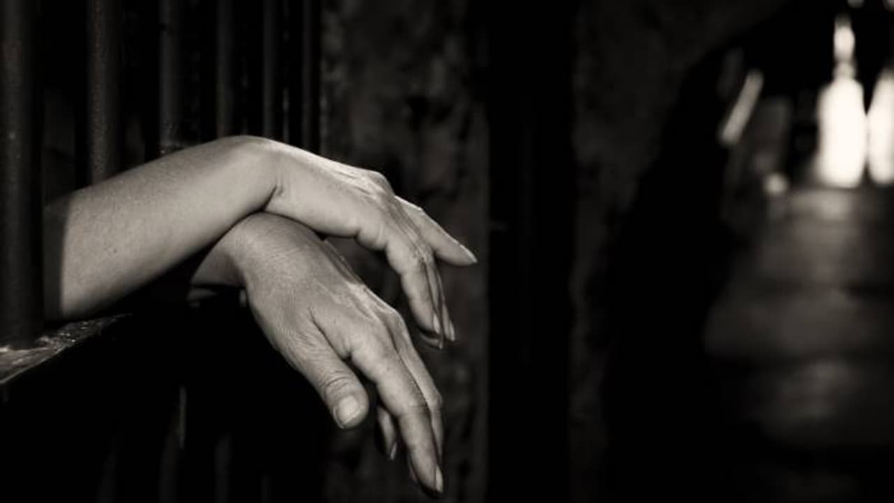 അർദ്ധരാത്രി അമ്മ തിരികെ വന്നപ്പോൾ കുഞ്ഞനിയന്‍ കൂടെയില്ല, 911 ൽ വിളിച്ച് സഹോദരൻ, യുവതിക്ക് 15 വര്‍ഷം തടവ്