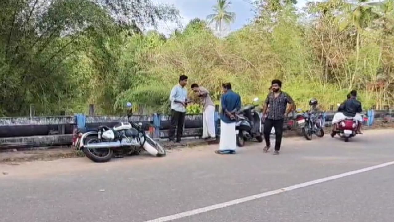 തെരുവുനായ കുറുകെ ചാടി, ബുള്ളറ്റ് ബൈക്ക് പാലത്തിൻ്റെ കൈവരിയിലിടിച്ചു; തെറിച്ച് പുഴയിൽ വീണ യാത്രികന് പരുക്കേറ്റു