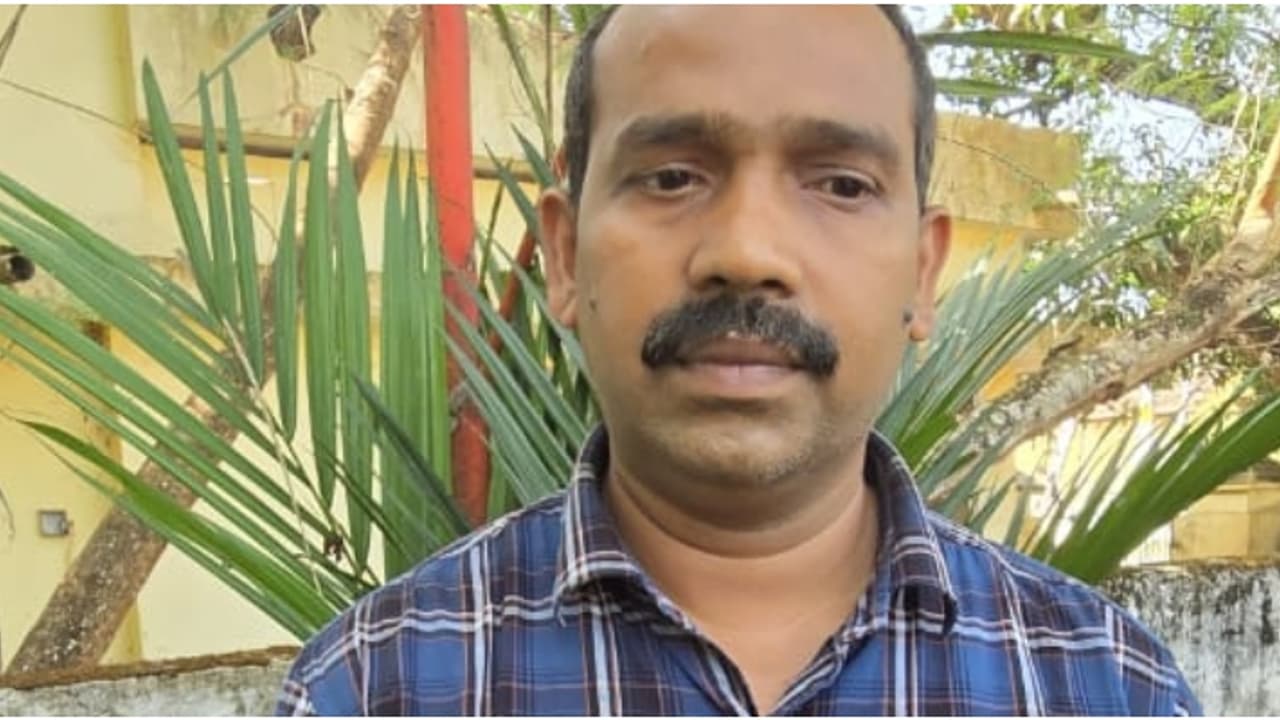 ലൊക്കേഷൻ സ്കെച്ച് നൽകുന്നതിന് 1000 രൂപ കൈക്കൂലി; വില്ലേജ് അസിസ്റ്റൻ്റിനെ കയ്യോടെ പൊക്കി വിജിലൻസ് ലൊക്കേഷൻ സ്കെച്ച് നൽകുന്നതിന് 1000 രൂപ കൈക്കൂലി; വില്ലേജ് അസിസ്റ്റൻ്റിനെ കയ്യോടെ പൊക്കി വിജിലൻസ്