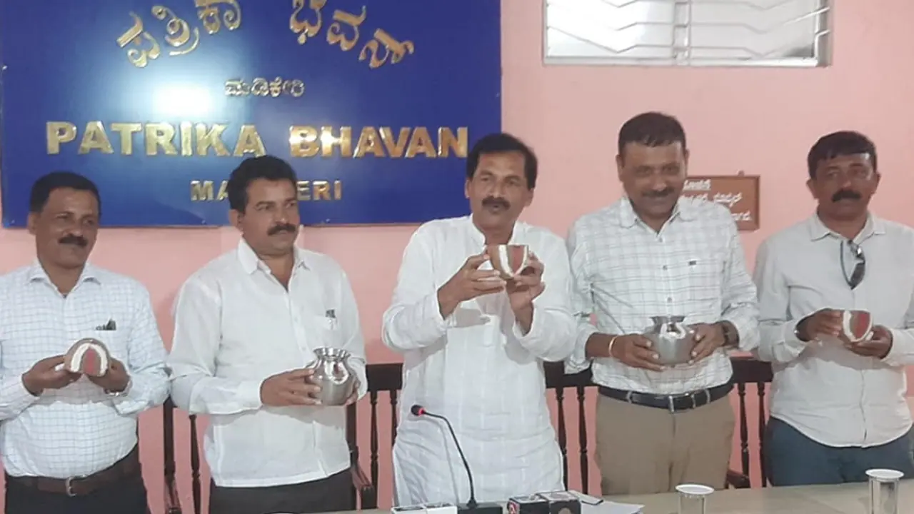 ಖಾಲಿ ಚೆಂಬು, ತೆಂಗಿನ ಚಿಪ್ಪು ಪ್ರದರ್ಶಿಸಿ ಕೇಂದ್ರ ಬಜೆಟ್ ಬಗ್ಗೆ ಅಸಮಾಧಾನ ಹೊರ ಹಾಕಿದ ಎಂ.ಲಕ್ಷ್ಮಣ್ ಖಾಲಿ ಚೆಂಬು, ತೆಂಗಿನ ಚಿಪ್ಪು ಪ್ರದರ್ಶಿಸಿ ಕೇಂದ್ರ ಬಜೆಟ್ ಬಗ್ಗೆ ಅಸಮಾಧಾನ ಹೊರ ಹಾಕಿದ ಎಂ.ಲಕ್ಷ್ಮಣ್