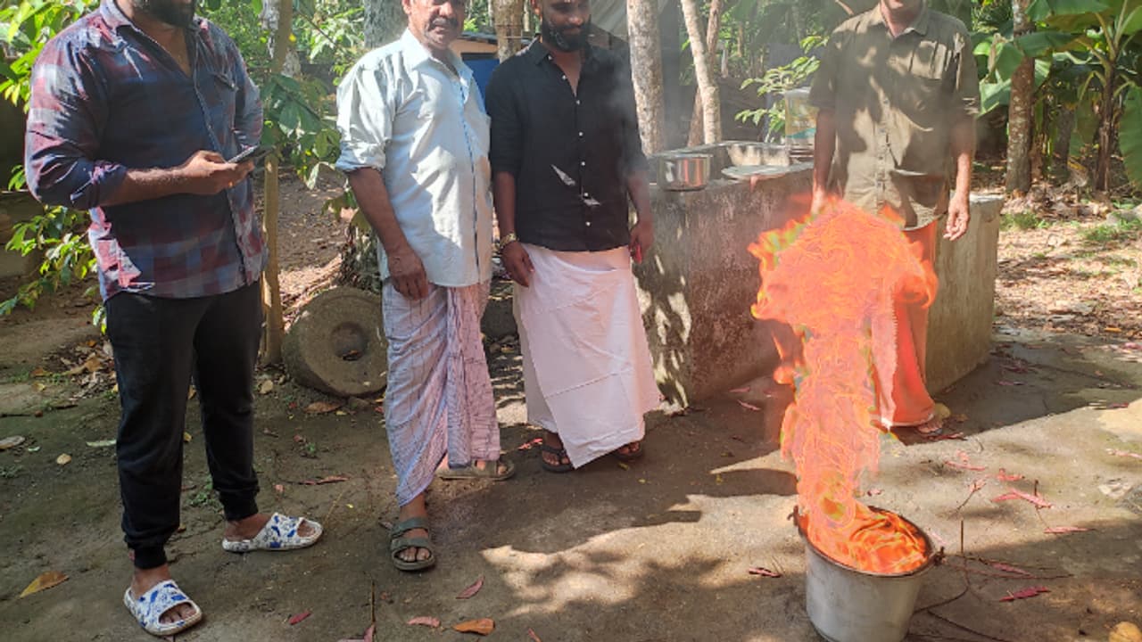 പെട്രോൾ പമ്പ് തമിഴ്നാട്ടിൽ, കേരളത്തിലുള്ള വീടുകളിലെ കിണറുകളിൽ പെട്രോൾ, കുടിവെള്ളം മുട്ടിയെന്ന് പരാതി പെട്രോൾ പമ്പ് തമിഴ്നാട്ടിൽ, കേരളത്തിലുള്ള വീടുകളിലെ കിണറുകളിൽ പെട്രോൾ, കുടിവെള്ളം മുട്ടിയെന്ന് പരാതി