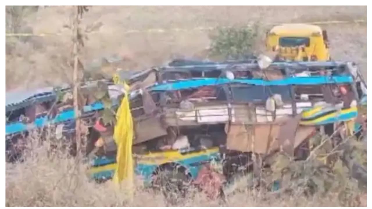 UP: Bus carrying 55 pilgrims to Maha Kumbh hits vehicle on NH 2, eight injured
