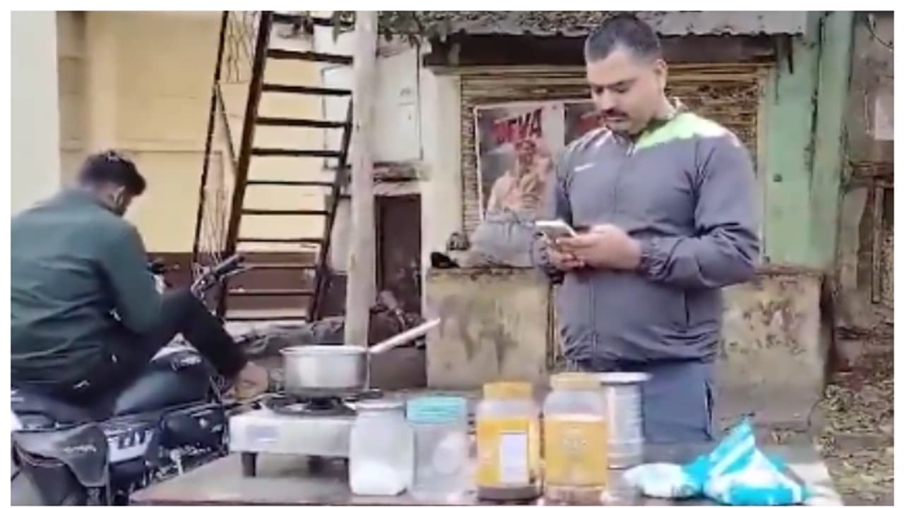 'പാതി ശമ്പളം എനിക്ക് വേണ്ടാ'; പോലീസ് സൂപ്രണ്ട് ഓഫീസിന് മുന്നിൽ ചായക്കട തുറന്ന് സസ്പെൻഷനിലായ എസ്ഐ