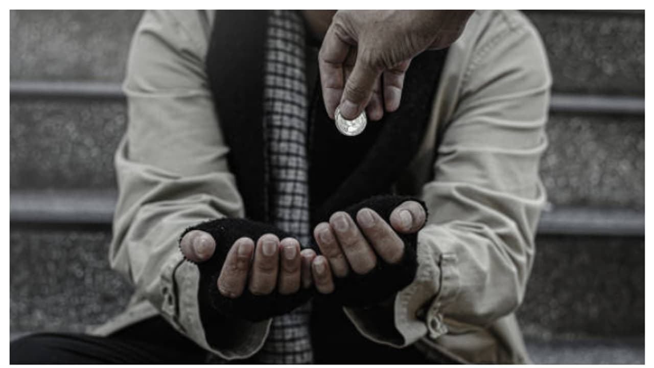 യുഎഇയിൽ ഭിക്ഷാടകൻ ഒരു മണിക്കൂറിൽ സമ്പാദിക്കുന്ന തുക 367 ദിർഹം, മുന്നറിയിപ്പ് വീഡിയോ പങ്കുവെച്ച് ഷാർജ പോലീസ് യുഎഇയിൽ ഭിക്ഷാടകൻ ഒരു മണിക്കൂറിൽ സമ്പാദിക്കുന്ന തുക 367 ദിർഹം, മുന്നറിയിപ്പ് വീഡിയോ പങ്കുവെച്ച് ഷാർജ പോലീസ്