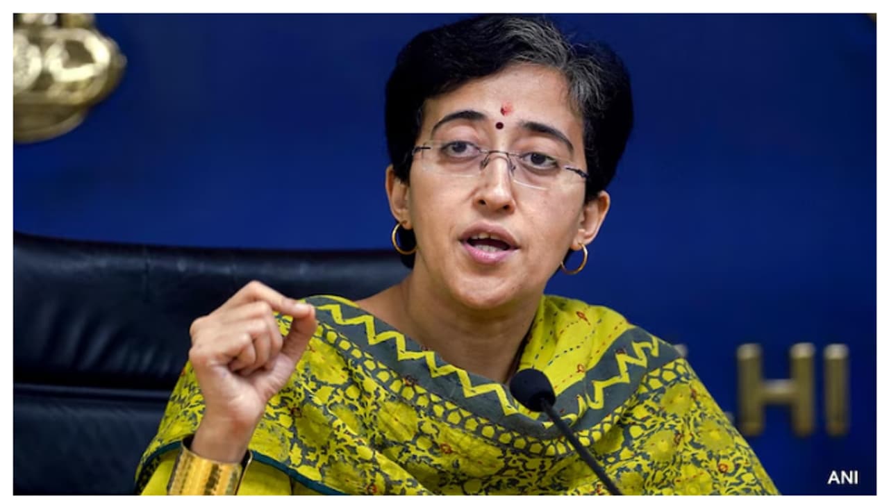 കാറില് 5 ലക്ഷം രൂപ കടത്താന് ശ്രമം; ദില്ലി മുഖ്യമന്ത്രിയുടെ 2 ഓഫീസ് ജീവനക്കാര് പിടിയിൽ കാറില് 5 ലക്ഷം രൂപ കടത്താന് ശ്രമം; ദില്ലി മുഖ്യമന്ത്രിയുടെ 2 ഓഫീസ് ജീവനക്കാര് പിടിയിൽ