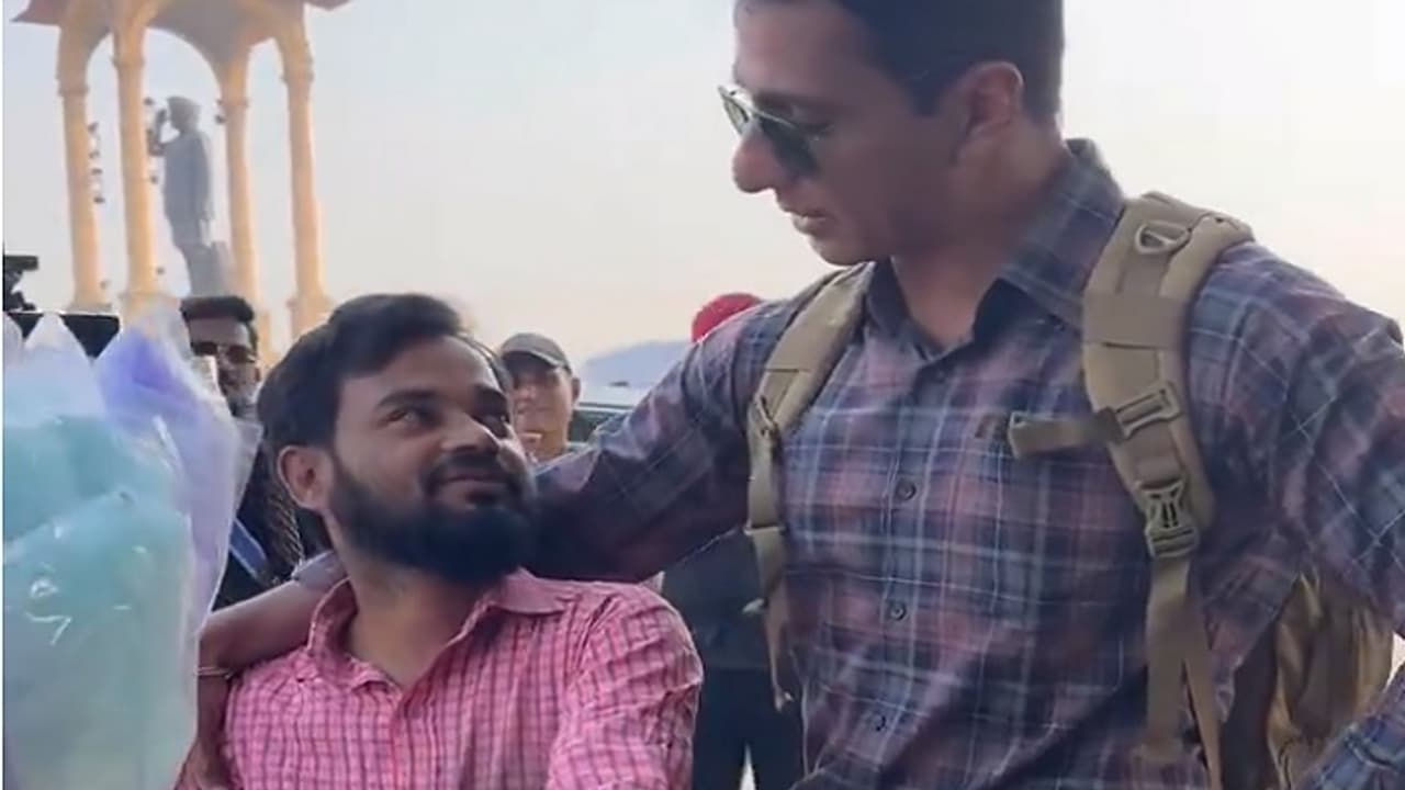 ಪಾಪ್ಕಾರ್ನ್ ವ್ಯಾಪಾರಿಗೆ ಸಹಾಯ ಹಸ್ತ ಚಾಚಿ, ಬದುಕು ಬದಲಿಸುವ ಭರವಸೆ ಇತ್ತ ನಟ ಸೋನು ಸೂದ್ ಪಾಪ್ಕಾರ್ನ್ ವ್ಯಾಪಾರಿಗೆ ಸಹಾಯ ಹಸ್ತ ಚಾಚಿ, ಬದುಕು ಬದಲಿಸುವ ಭರವಸೆ ಇತ್ತ ನಟ ಸೋನು ಸೂದ್