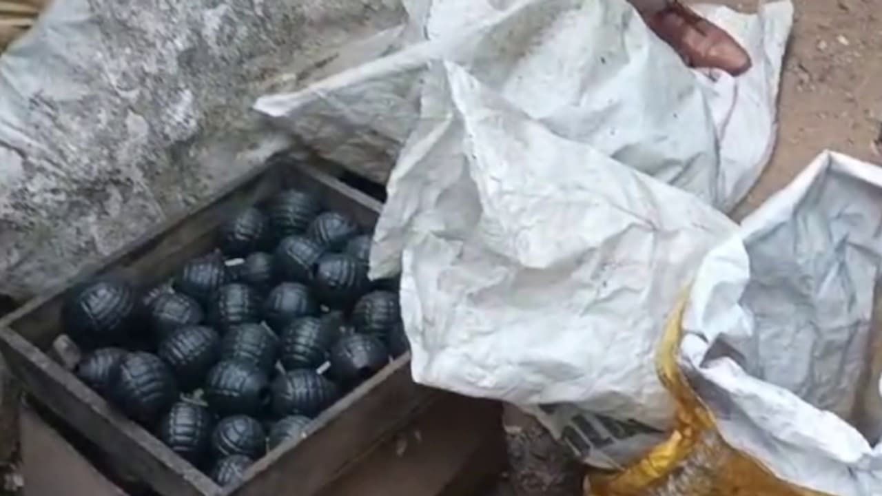 ഷെഡ്ഡിനുള്ളിൽ പരിശോധന, ചാക്കുകെട്ടുകള് തുറന്നപ്പോള് പൊലീസ് ഞെട്ടി, തൃശൂരിൽ വൻ കരിമരുന്ന് ശേഖരം പിടികൂടി ഷെഡ്ഡിനുള്ളിൽ പരിശോധന, ചാക്കുകെട്ടുകള് തുറന്നപ്പോള് പൊലീസ് ഞെട്ടി, തൃശൂരിൽ വൻ കരിമരുന്ന് ശേഖരം പിടികൂടി