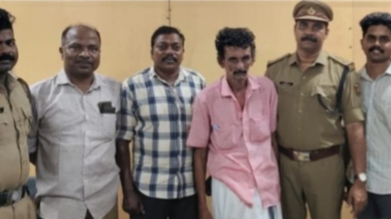 66കാരൻ താമസിച്ചിരുന്ന വാടക വീട്ടിൽ നിന്ന് പിടിച്ചെടുത്തത് വിൽക്കാനായി സൂക്ഷിച്ചിരുന്ന എട്ടേകാൽ കിലോ കഞ്ചാവ് 66കാരൻ താമസിച്ചിരുന്ന വാടക വീട്ടിൽ നിന്ന് പിടിച്ചെടുത്തത് വിൽക്കാനായി സൂക്ഷിച്ചിരുന്ന എട്ടേകാൽ കിലോ കഞ്ചാവ്