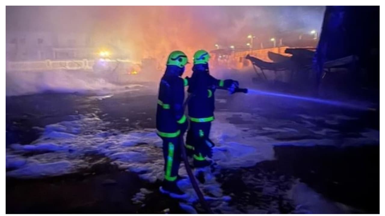 ഒമാനിൽ തൊഴിലാളികളുടെ കാരവാനിൽ തീപിടിത്തം, ഒരാൾക്ക് പരിക്കേറ്റു ഒമാനിൽ തൊഴിലാളികളുടെ കാരവാനിൽ തീപിടിത്തം, ഒരാൾക്ക് പരിക്കേറ്റു