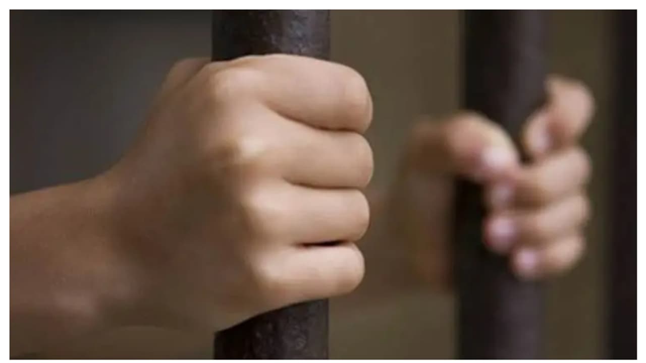 പെട്ടെന്നുണ്ടായ പ്രകോപനത്തില് കൊലപാതകം; പ്രായപൂര്ത്തിയാകാത്ത പ്രതിയെ അറസ്റ്റ് ചെയ്തു പെട്ടെന്നുണ്ടായ പ്രകോപനത്തില് കൊലപാതകം; പ്രായപൂര്ത്തിയാകാത്ത പ്രതിയെ അറസ്റ്റ് ചെയ്തു