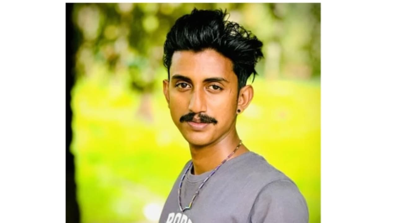 ഉല്ലാസയാത്രയ്ക്കിടെ ചങ്ങാടം തലകീഴായി മറിഞ്ഞ് യുവാവ് മുങ്ങി മരിച്ചു ഉല്ലാസയാത്രയ്ക്കിടെ ചങ്ങാടം തലകീഴായി മറിഞ്ഞ് യുവാവ് മുങ്ങി മരിച്ചു