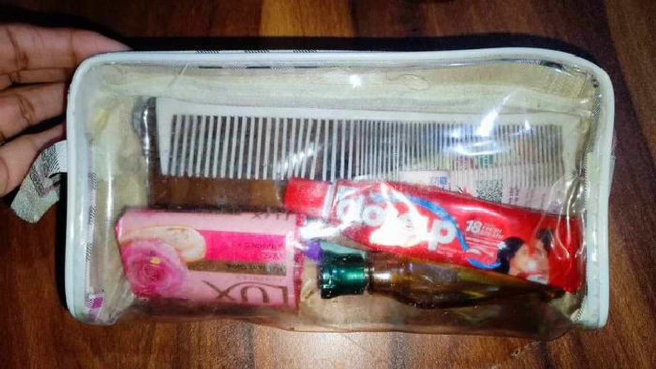 ലക്സ് സോപ്പ്, ക്ലോസപ്പ്, ആണുങ്ങളിത്ര സിംപിളാണോ; 45 ലക്ഷം വരുമാനമുള്ള കൂട്ടുകാരന്റെ പൗച്ച്, ചിത്രവുമായി യുവതി