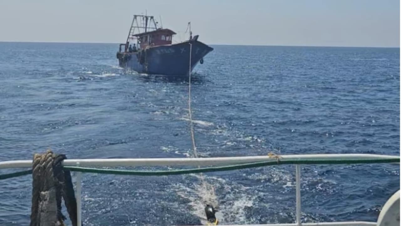 മത്സ്യബന്ധന ബോട്ടിന്റെ എഞ്ചിൻ തകരാറിലായി തൊഴിലാളികൾ കടലിൽ കുടുങ്ങി, കരയ്ക്കെത്തിച്ച് മറൈൻ എൻഫോഴ്സ്മെന്റ് മത്സ്യബന്ധന ബോട്ടിന്റെ എഞ്ചിൻ തകരാറിലായി തൊഴിലാളികൾ കടലിൽ കുടുങ്ങി, കരയ്ക്കെത്തിച്ച് മറൈൻ എൻഫോഴ്സ്മെന്റ്