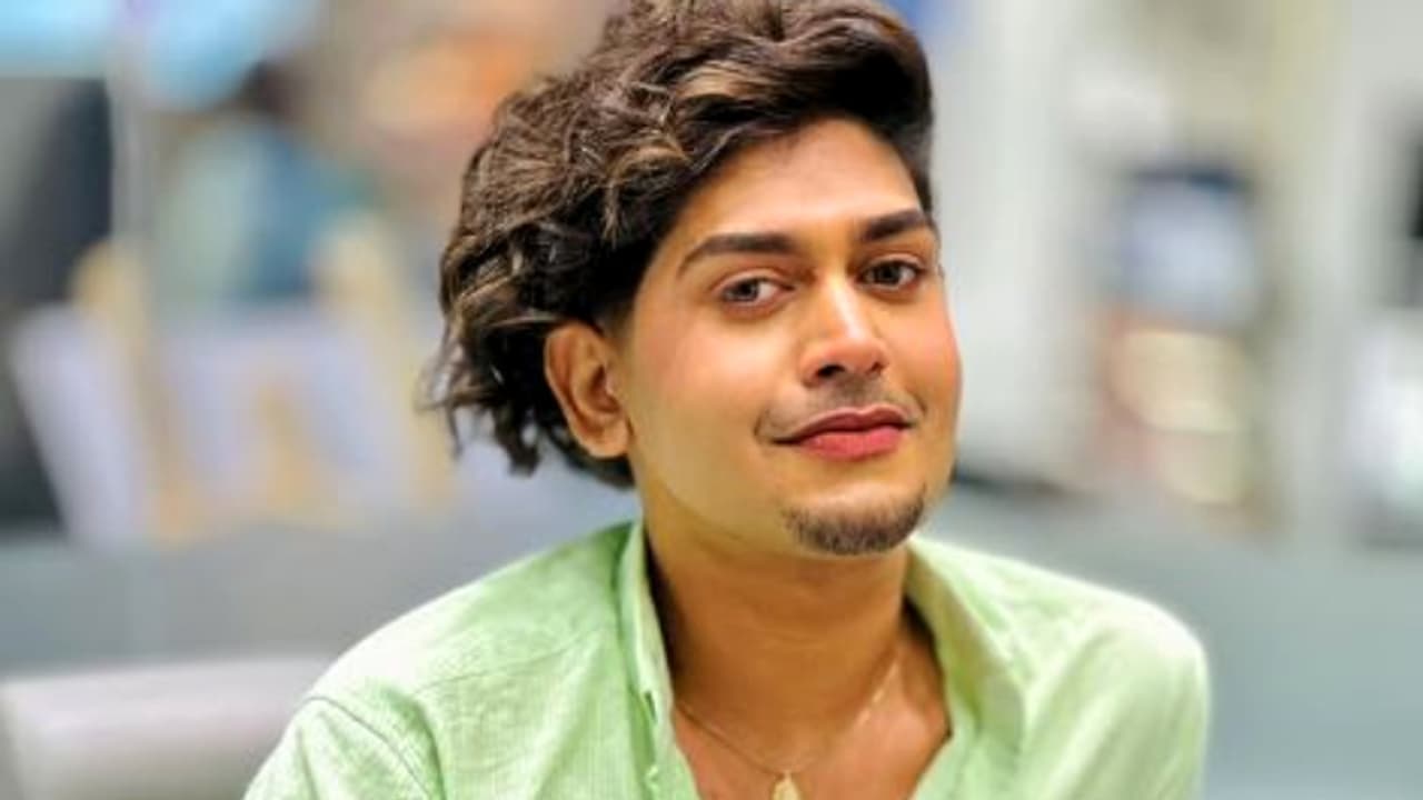 'മേക്കപ്പ് ഇടുന്നതിന് എനിക്ക് പൈസ കിട്ടും, കമന്‍റിടുന്ന നിങ്ങൾക്ക് എന്തു കിട്ടും'? വിമർശനവുമായി റിയാസ്