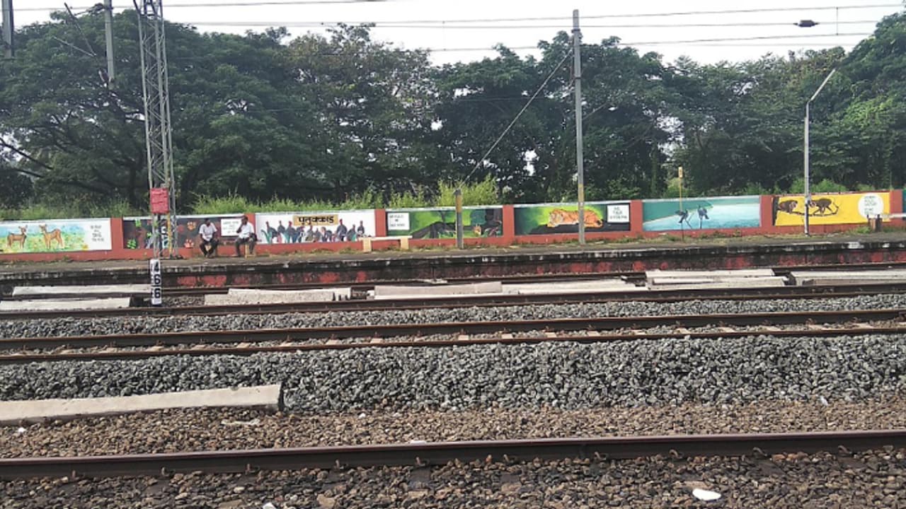 നീങ്ങി തുടങ്ങിയ ട്രെയിനിൽ നിന്നിറങ്ങാൻ ശ്രമിച്ചു,പ്ലാറ്റ്ഫോമിനും ട്രെയിനിനുമിടയിൽ കുടുങ്ങി യുവതിക്ക് പരിക്ക് നീങ്ങി തുടങ്ങിയ ട്രെയിനിൽ നിന്നിറങ്ങാൻ ശ്രമിച്ചു,പ്ലാറ്റ്ഫോമിനും ട്രെയിനിനുമിടയിൽ കുടുങ്ങി യുവതിക്ക് പരിക്ക്