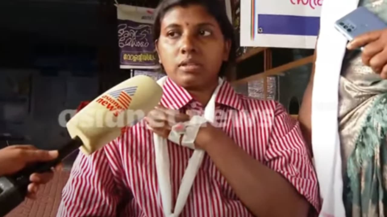 'എന്തിനാ പൊലീസ് തല്ലിയതെന്ന് അറിയില്ല, എന്റെ തോളെല്ല് പൊട്ടി, ഭർത്താവിന്റെ തല പൊട്ടി'; പരിക്കേറ്റ സിതാര 'എന്തിനാ പൊലീസ് തല്ലിയതെന്ന് അറിയില്ല, എന്റെ തോളെല്ല് പൊട്ടി, ഭർത്താവിന്റെ തല പൊട്ടി'; പരിക്കേറ്റ സിതാര