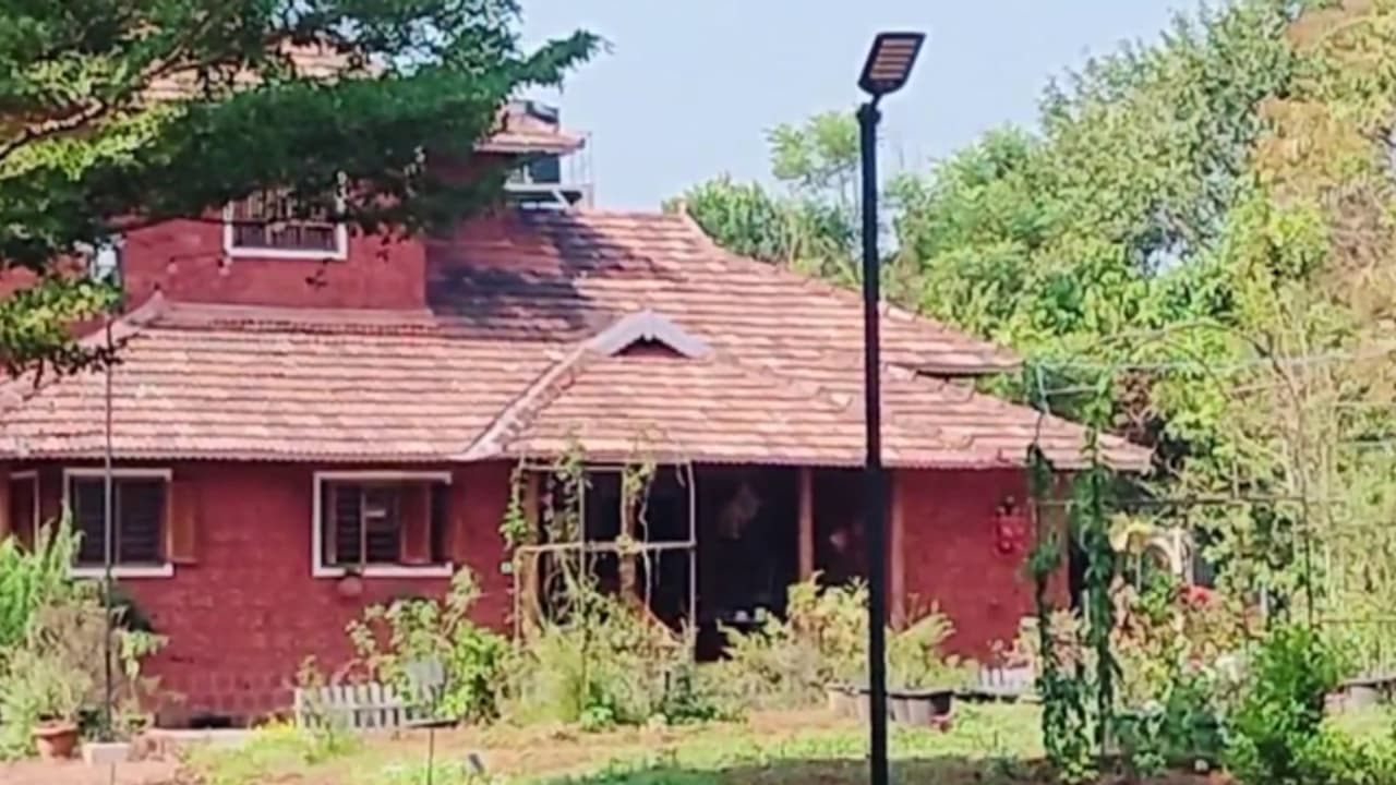 വീട്ടുകാർ കണ്ണൂരിൽ, മുൻവാതിലിലൂടെ അകത്ത് കടന്നു മോഷ്ടിച്ചത് 40 പവനും 4 കിലോ വെള്ളിയും, ജോലിക്കാരൻ ഒളിവിൽ വീട്ടുകാർ കണ്ണൂരിൽ, മുൻവാതിലിലൂടെ അകത്ത് കടന്നു മോഷ്ടിച്ചത് 40 പവനും 4 കിലോ വെള്ളിയും, ജോലിക്കാരൻ ഒളിവിൽ