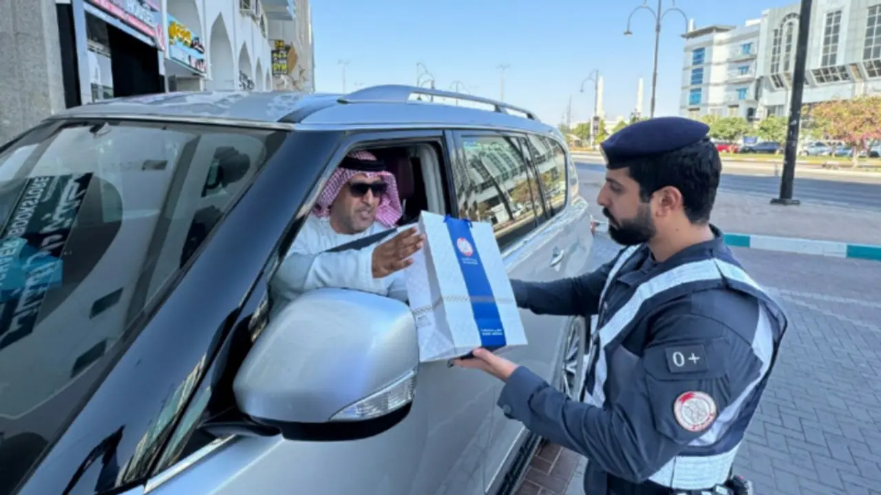 UAE: Abu Dhabi police surprise 60 drivers with gifts for following traffic rules UAE: Abu Dhabi police surprise 60 drivers with gifts for following traffic rules