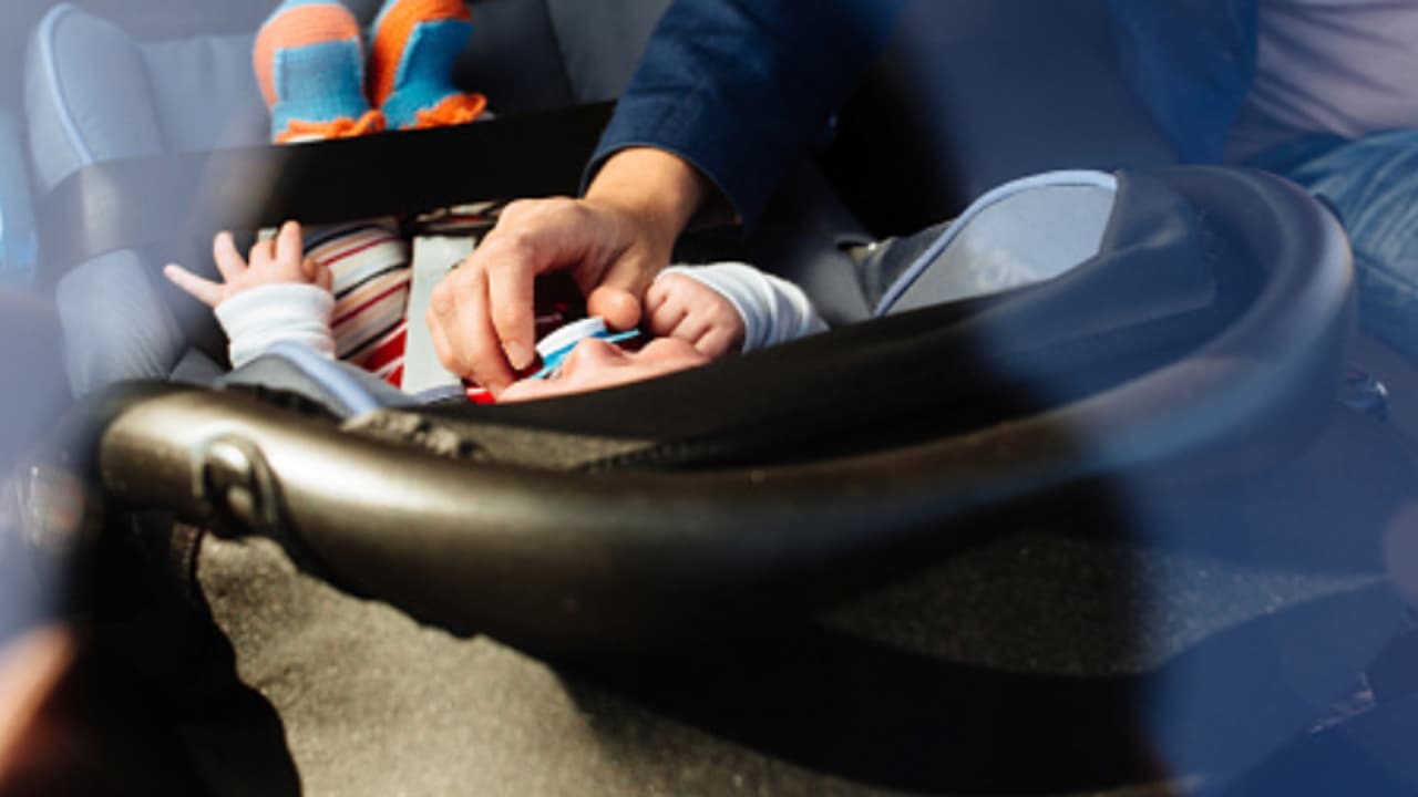 ഫോൺ വന്നതോടെ അച്ഛൻ കുഞ്ഞിനെ ഡേ കെയറിലാക്കാൻ മറന്നു, കാറിന്റെ ബേബി സീറ്റിൽ ഒരുവയസുകാരിക്ക് ദാരുണാന്ത്യം