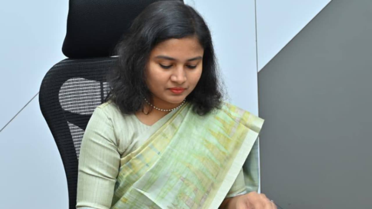 ജി. പ്രിയങ്ക പാലക്കാട് കളക്ടറായി ചുതലയേറ്റു; ഒരുമിച്ച്, ശോഭനമായ ഭാവിക്കായി പ്രവര്‍ത്തിക്കാമെന്ന് കുറിപ്പ്