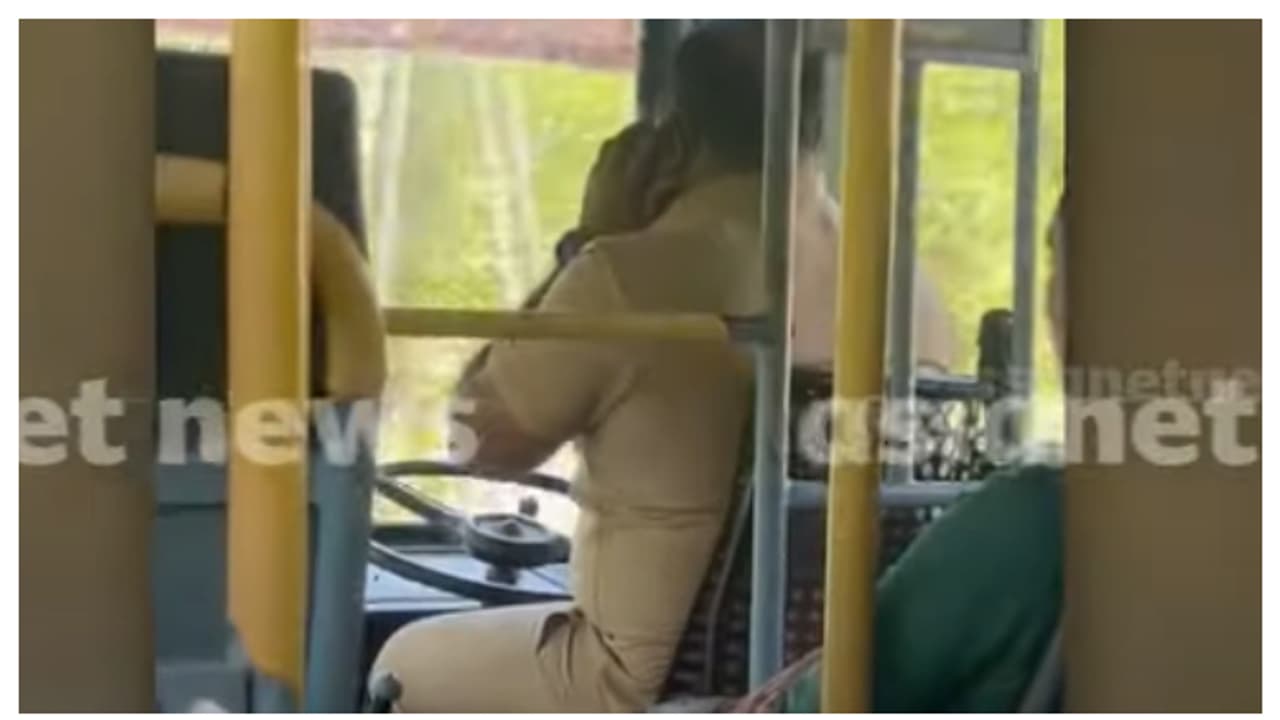 'ഒരു കയ്യില് സ്റ്റിയറിങ്, ഒരു കയ്യില് മൊബൈല്'; വയനാട്ടില് കെഎസ്ആര്ടിസി ഡ്രൈവറുടെ സാഹസിക ഡ്രൈവിംഗ് 'ഒരു കയ്യില് സ്റ്റിയറിങ്, ഒരു കയ്യില് മൊബൈല്'; വയനാട്ടില് കെഎസ്ആര്ടിസി ഡ്രൈവറുടെ സാഹസിക ഡ്രൈവിംഗ്
