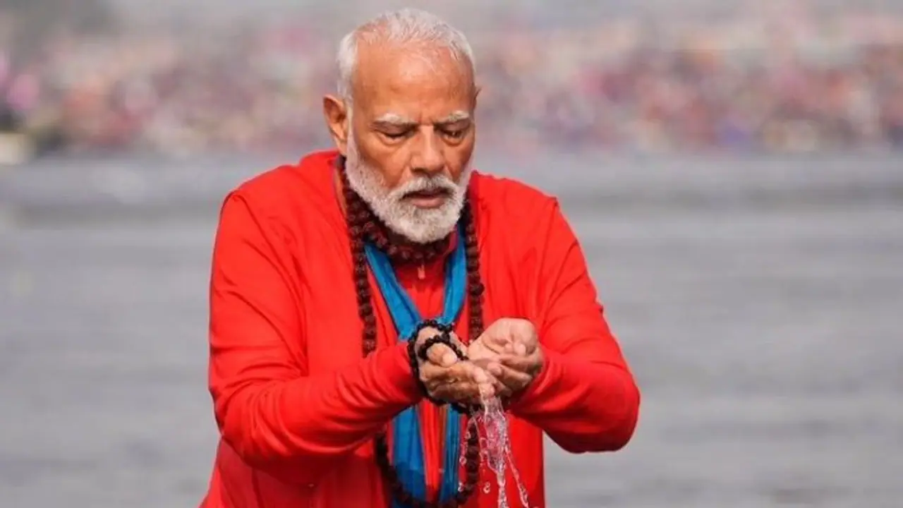 త్రివేణి సంగమంలో ప్రధాని మోదీ పవిత్ర స్నానం త్రివేణి సంగమంలో ప్రధాని మోదీ పవిత్ర స్నానం
