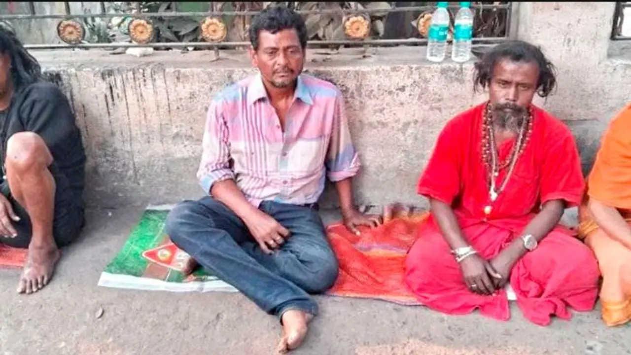 ತಲೆ ಮೇಲೆ ಸೂರಿಲ್ಲ, ಹೊಟ್ಟೆಗೆ ಹಿಟ್ಟಿಲ್ಲ; ಸ್ಮಶಾನದ ಮುಂದೆ ಭಿಕ್ಷೆ ಬೇಡುವ ಸ್ಥಿತಿಗೆ ಬಂದ ಬಿಜೆಪಿ ನಾಯಕ ತಲೆ ಮೇಲೆ ಸೂರಿಲ್ಲ, ಹೊಟ್ಟೆಗೆ ಹಿಟ್ಟಿಲ್ಲ; ಸ್ಮಶಾನದ ಮುಂದೆ ಭಿಕ್ಷೆ ಬೇಡುವ ಸ್ಥಿತಿಗೆ ಬಂದ ಬಿಜೆಪಿ ನಾಯಕ