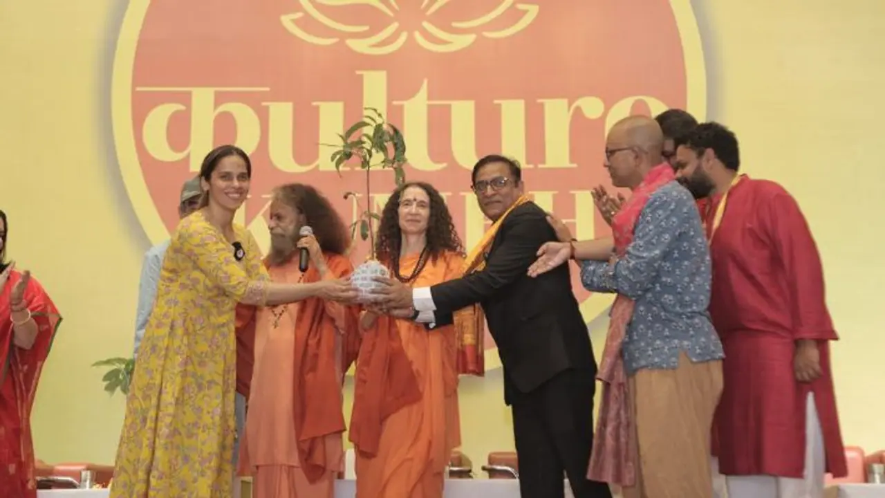 ಮಹಾಕುಂಭ ಮೇಳದಲ್ಲಿ ಪುಣ್ಯಸ್ನಾನ ಮಾಡಿದ ಬ್ಯಾಡ್ಮಿಂಟನ್ ತಾರೆ ಸೈನಾ ನೆಹ್ವಾಲ್