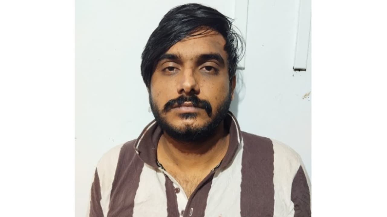 സോഫ്റ്റ്വെയർ കമ്പനിയിലെ ജോലി ഉപേക്ഷിച്ച് പെട്ടെന്ന് പണമുണ്ടാക്കാൻ കണ്ടെത്തിയ ഐഡിയ; കൈയോടെ പിടികൂടി പൊലീസ് സോഫ്റ്റ്വെയർ കമ്പനിയിലെ ജോലി ഉപേക്ഷിച്ച് പെട്ടെന്ന് പണമുണ്ടാക്കാൻ കണ്ടെത്തിയ ഐഡിയ; കൈയോടെ പിടികൂടി പൊലീസ്