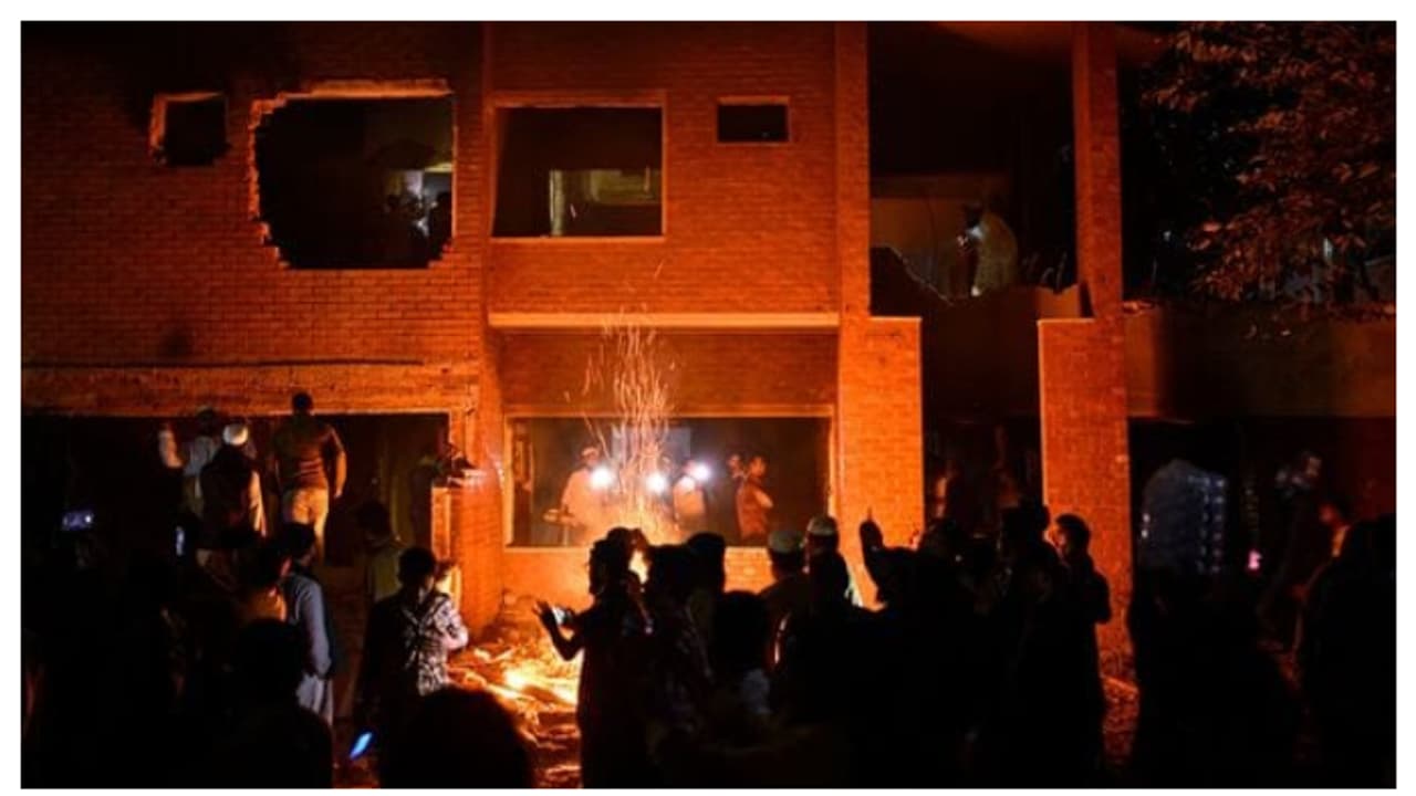 ഹസീനയുടെ പ്രസംഗത്തിനിടെ രാഷ്ട്രപിതാവ് മുജീബുർ റഹ്മാന്റെ വസതിക്ക് തീയിട്ട് ബംഗ്ലാദേശിലെ പ്രതിഷേധക്കാർ ഹസീനയുടെ പ്രസംഗത്തിനിടെ രാഷ്ട്രപിതാവ് മുജീബുർ റഹ്മാന്റെ വസതിക്ക് തീയിട്ട് ബംഗ്ലാദേശിലെ പ്രതിഷേധക്കാർ