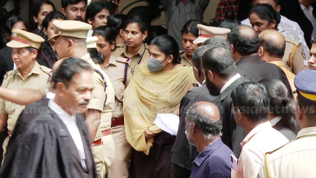 ഷാരോൺ വധക്കേസ്: ഗ്രീഷ്മ ഹൈക്കോടതിയെ സമീപിച്ചു; വിചാരണ കോടതിയുടെ ശിക്ഷാവിധി റദ്ദാക്കണമെന്ന് ആവശ്യം ഷാരോൺ വധക്കേസ്: ഗ്രീഷ്മ ഹൈക്കോടതിയെ സമീപിച്ചു; വിചാരണ കോടതിയുടെ ശിക്ഷാവിധി റദ്ദാക്കണമെന്ന് ആവശ്യം