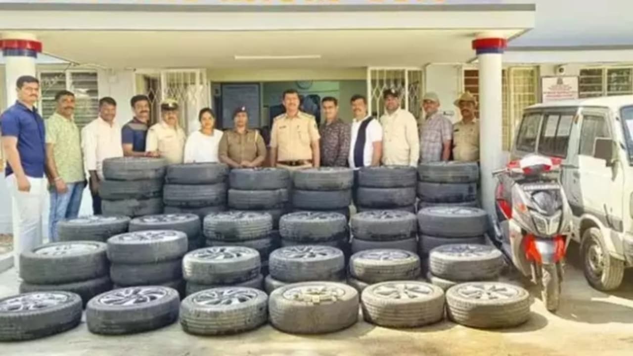 അലോയ് വീലുള്ള കാറുകൾ മാത്രം കട്ടപ്പുറത്താവുന്നതിന്റെ കാരണക്കാരെ കിട്ടി; ബൈക്കിൽ വന്ന് നോക്കി സ്ഥലം ഉറപ്പാക്കും അലോയ് വീലുള്ള കാറുകൾ മാത്രം കട്ടപ്പുറത്താവുന്നതിന്റെ കാരണക്കാരെ കിട്ടി; ബൈക്കിൽ വന്ന് നോക്കി സ്ഥലം ഉറപ്പാക്കും