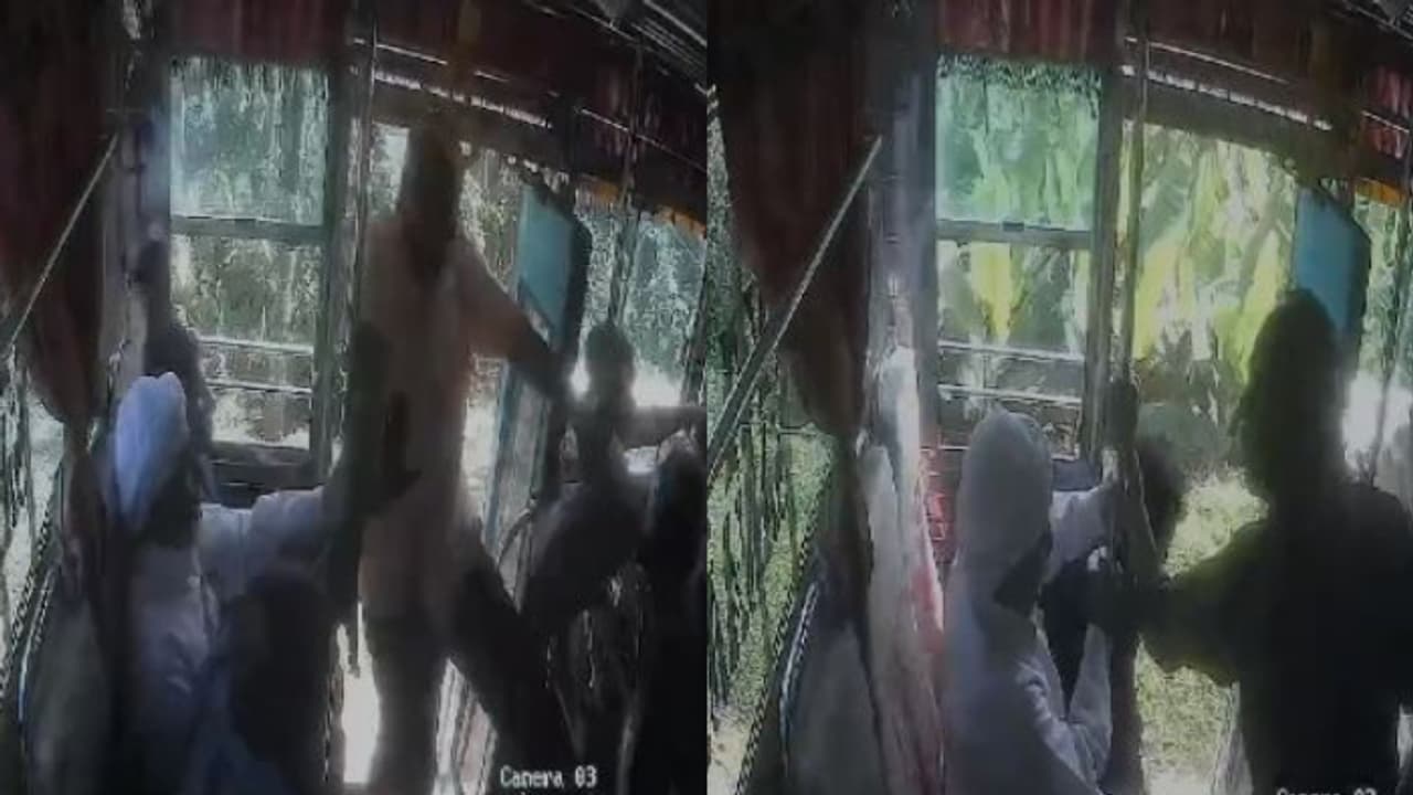 വാതിൽ അടച്ചില്ല, തെറിച്ച് വീണു, തല പോസ്റ്റിലിടിച്ചു; വിമുക്തഭടൻ ബസിൽനിന്ന് വീണുമരിച്ച സംഭവത്തിൽ വീഡിയോ പുറത്ത് വാതിൽ അടച്ചില്ല, തെറിച്ച് വീണു, തല പോസ്റ്റിലിടിച്ചു; വിമുക്തഭടൻ ബസിൽനിന്ന് വീണുമരിച്ച സംഭവത്തിൽ വീഡിയോ പുറത്ത്