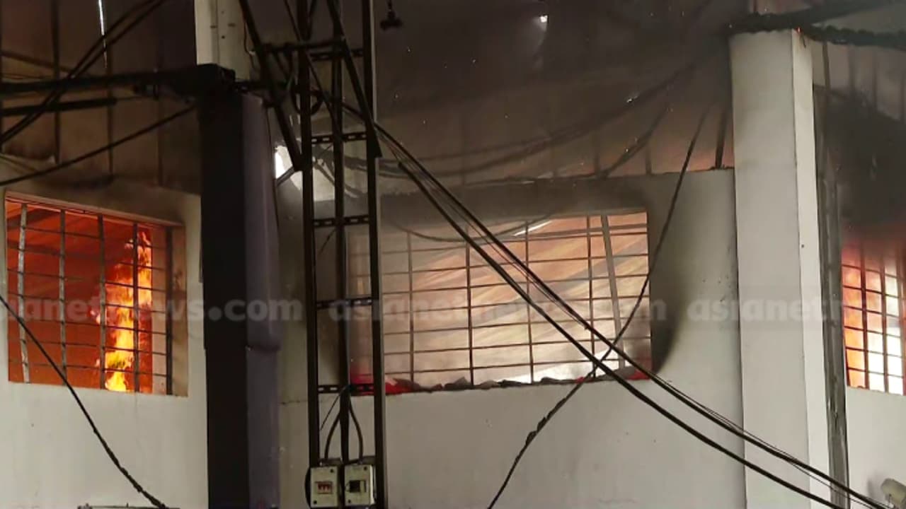 കാക്കനാട് ഹ്യുണ്ടെ സർവീസ് സെൻ്ററിനുള്ളിൽ തീപിടിത്തം; അഗ്നിരക്ഷാ സേനയെത്തി, തീയണക്കാൻ തീവ്ര ശ്രമം കാക്കനാട് ഹ്യുണ്ടെ സർവീസ് സെൻ്ററിനുള്ളിൽ തീപിടിത്തം; അഗ്നിരക്ഷാ സേനയെത്തി, തീയണക്കാൻ തീവ്ര ശ്രമം