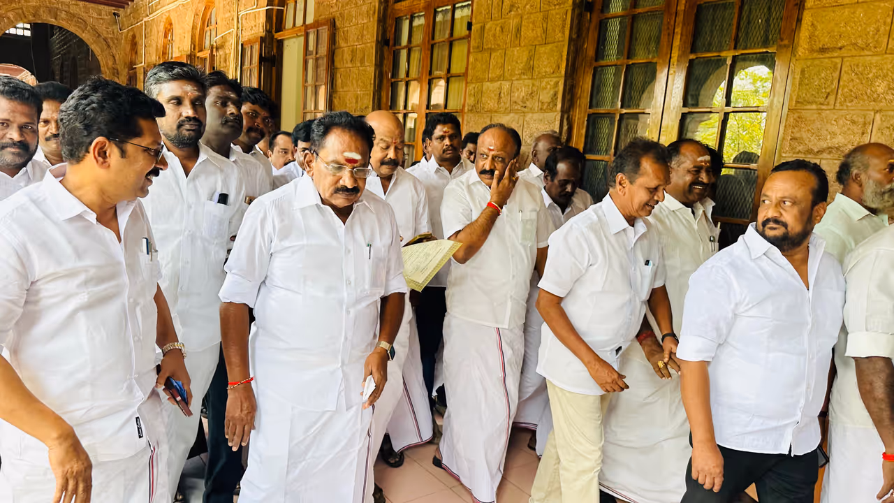 மன்னிப்பு கேட்காமல் மதுரை ஆட்சியரை விடமாட்டோம்.! நோட்டீஸ் அனுப்பி அதிரடி காட்டிய அதிமுக மன்னிப்பு கேட்காமல் மதுரை ஆட்சியரை விடமாட்டோம்.! நோட்டீஸ் அனுப்பி அதிரடி காட்டிய அதிமுக