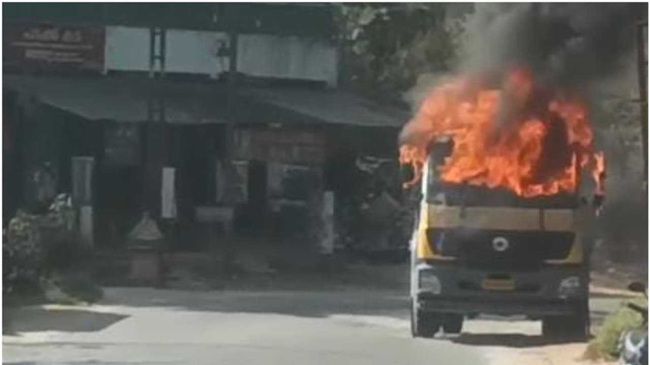 കോൺക്രീറ്റ് മിക്സർ കയറ്റിവന്ന ലോറിക്ക് തീപിടിച്ചു, മുൻഭാഗം പൂർണമായും കത്തിയമർന്നു; ആളപായമില്ല