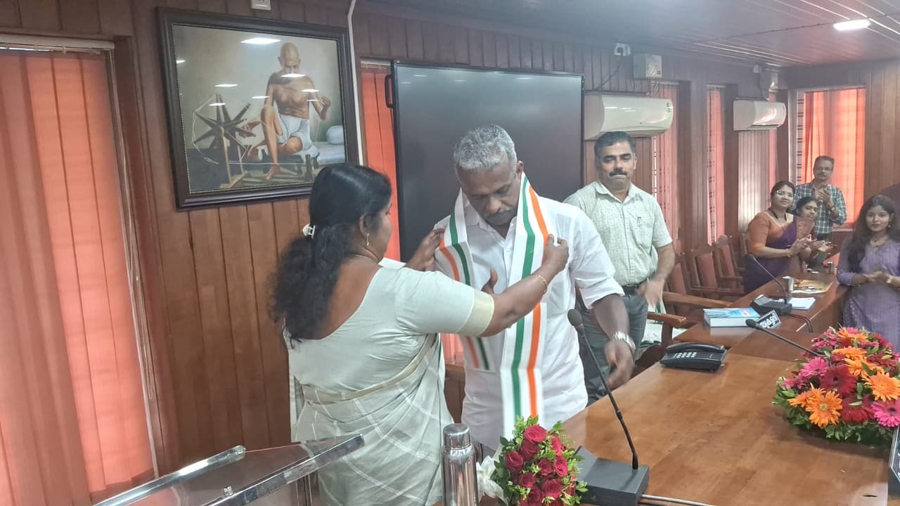 ഭാര്യയുടെ കൈയിൽ നിന്ന് ന​ഗരത്തിന്റെ ചെയർമാനായി അധികാരമേറ്റ് ഭർത്താവ്, ചാലക്കുടിയിലെ രാഷ്ട്രീയ വിശേഷം!