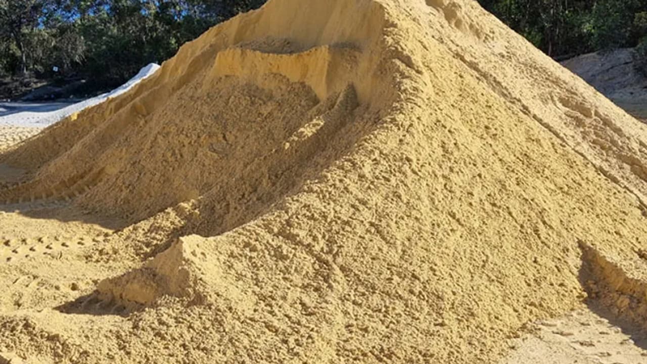 ಐಪಿಎಸ್‌ ಅಧಿಕಾರಿ ಗದ್ದೆಯಲ್ಲಿ ರಾಶಿ ರಾಶಿ ಮರಳು ಸಂಗ್ರಹ: ಗೃಹ ಸಚಿವರಿಗೆ ವಕೀಲರ ದೂರು