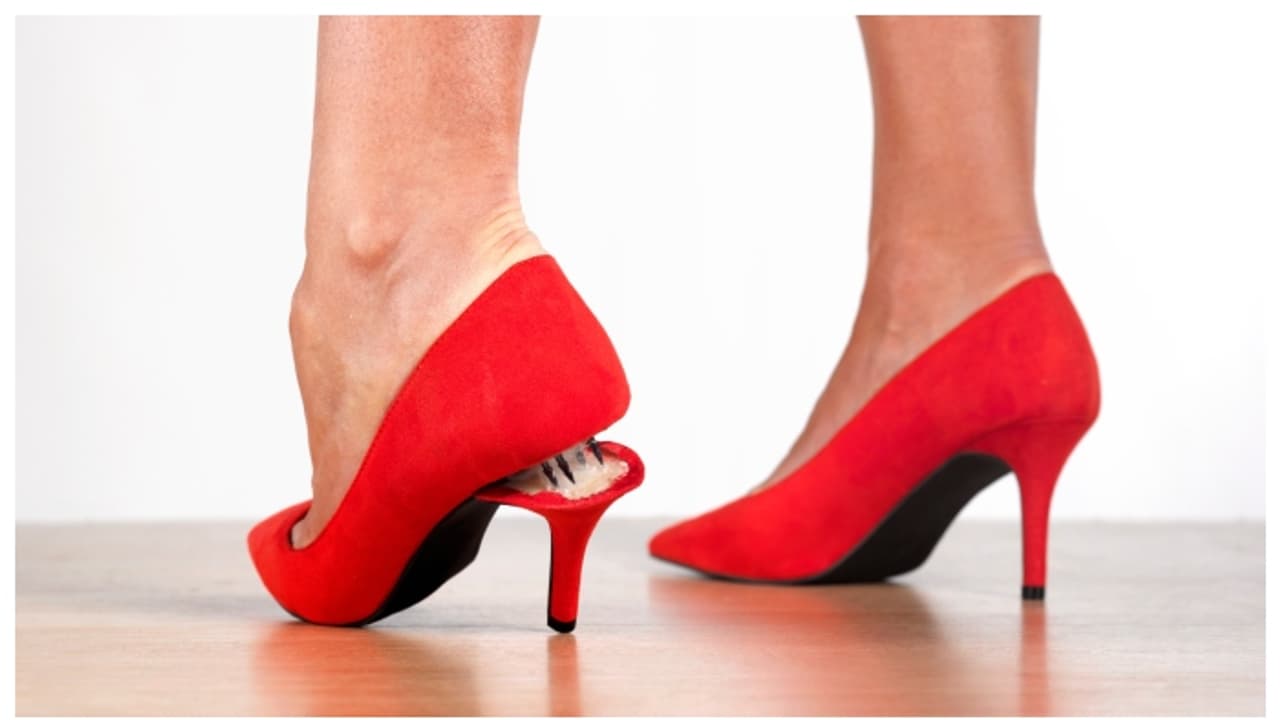 ഹൈ ഹീൽ ചെരുപ്പുകളെ ചൊല്ലി തർക്കം; ഒരു വർഷം മാത്രമായ വിവാഹ ബന്ധം കുടുംബ കോടതിയിലേക്ക്, പിന്നീട് സംഭവിച്ചത് 