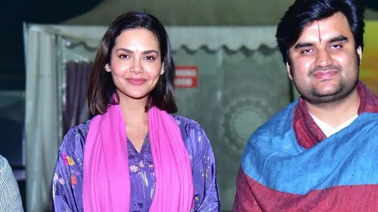 கும்பமேளாவில் நீராடிய ஈஷா குப்தா; கும்ப ஏற்பாடுகளை கண்டு வியந்து யோகி ஆதித்யநாத்திற்கு பாராட்டு!