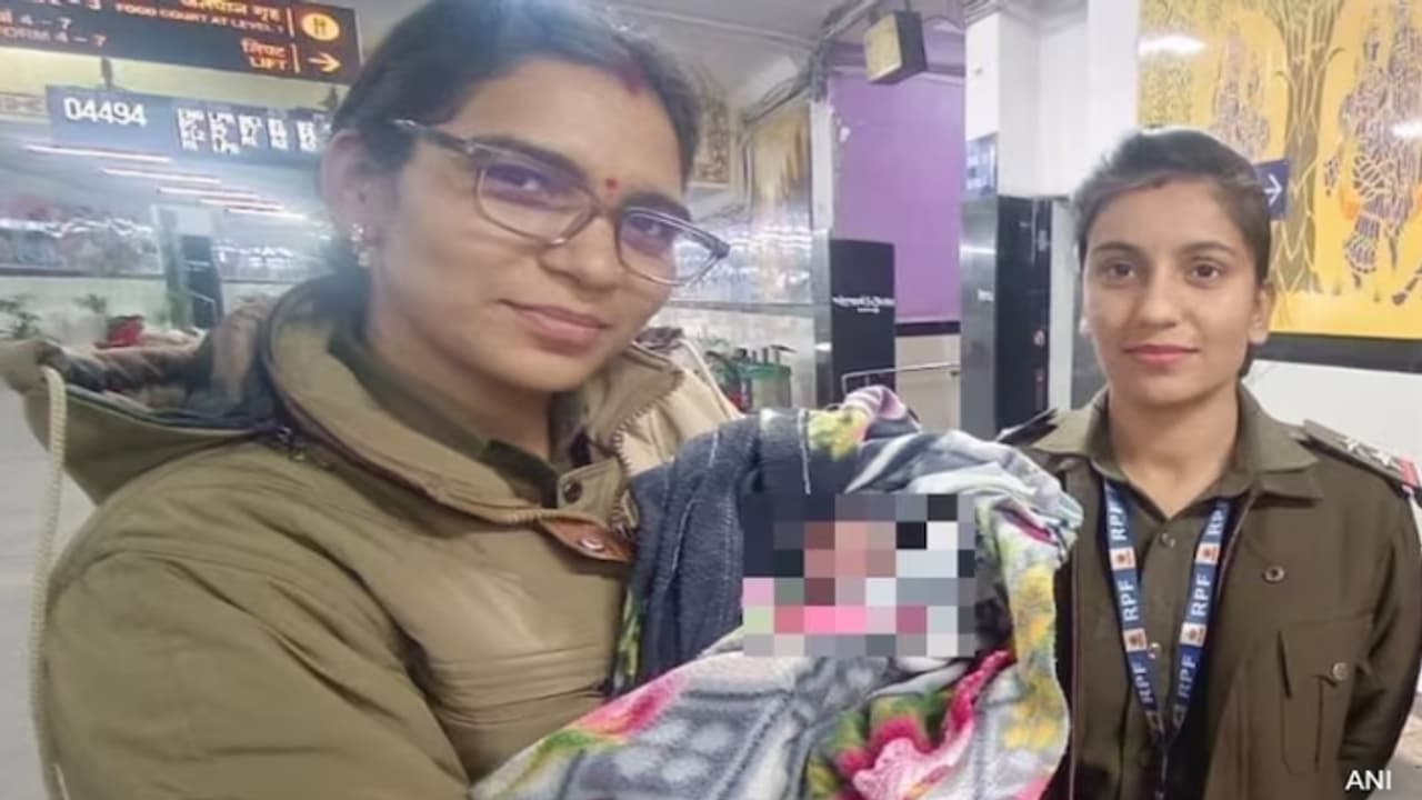 ട്രെയിനിൽ വെച്ച് യുവതിക്ക് പ്രസവ വേദന, തുണയായി ആർപിഎഫ് വനിത ഇൻസ്പെക്ടറും സഹയാത്രികരും; പെൺകുഞ്ഞിന് ജന്മം നൽകി ട്രെയിനിൽ വെച്ച് യുവതിക്ക് പ്രസവ വേദന, തുണയായി ആർപിഎഫ് വനിത ഇൻസ്പെക്ടറും സഹയാത്രികരും; പെൺകുഞ്ഞിന് ജന്മം നൽകി