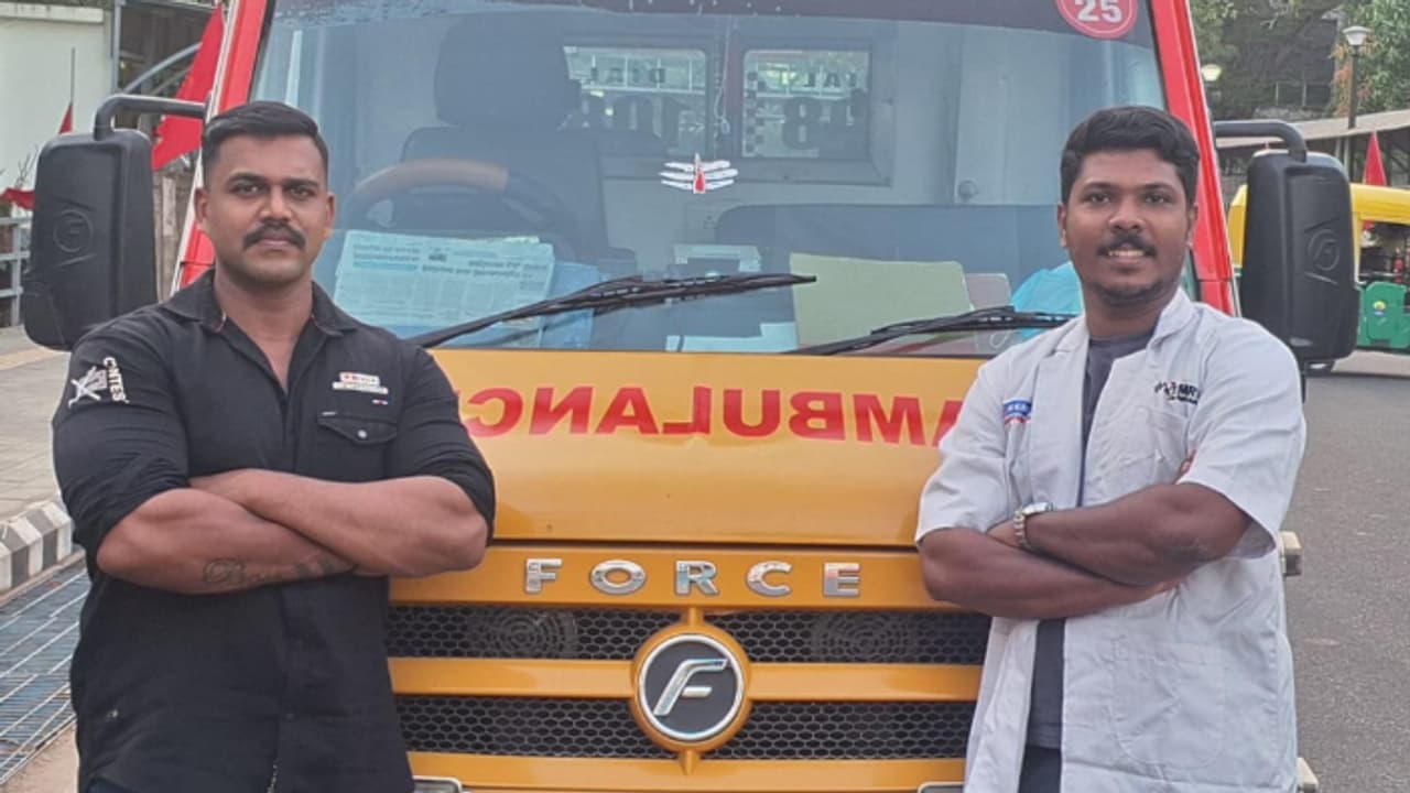 ഊരൂട്ടമ്പലം സ്വദേശിനിയായ 27 കാരിക്ക് പ്രസവ വേദന, ആശുപത്രിയിലേക്കുള്ള യാത്രക്കിടെ ആംബുലൻസിൽ കുഞ്ഞിന് ജന്മം നൽകി ഊരൂട്ടമ്പലം സ്വദേശിനിയായ 27 കാരിക്ക് പ്രസവ വേദന, ആശുപത്രിയിലേക്കുള്ള യാത്രക്കിടെ ആംബുലൻസിൽ കുഞ്ഞിന് ജന്മം നൽകി