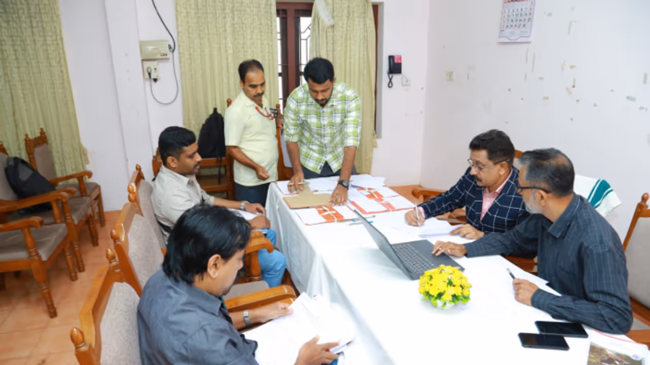 'ഫീസ് അടക്കാത്തവർക്ക് ഹാൾ ടിക്കറ്റിനൊപ്പം പ്രത്യേക കാർഡ്, പഴയ സ്കൂൾ ബസ്'; 27 പരാതി തീർത്ത് ബാലാവകാശ കമ്മിഷൻ 'ഫീസ് അടക്കാത്തവർക്ക് ഹാൾ ടിക്കറ്റിനൊപ്പം പ്രത്യേക കാർഡ്, പഴയ സ്കൂൾ ബസ്'; 27 പരാതി തീർത്ത് ബാലാവകാശ കമ്മിഷൻ