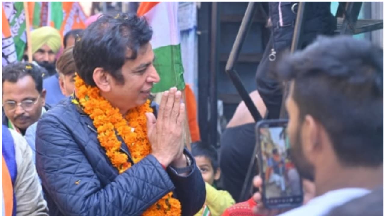 രാജ്യതലസ്ഥാനത്ത് കോൺഗ്രസിന് 'കനൽ ഒരു തരി' പ്രതീക്ഷ! ദേവേന്ദർ യാദവിന്റെ 'കൈ' പിടിച്ച് ബാദ് ലിയിൽ മുന്നേറ്റം രാജ്യതലസ്ഥാനത്ത് കോൺഗ്രസിന് 'കനൽ ഒരു തരി' പ്രതീക്ഷ! ദേവേന്ദർ യാദവിന്റെ 'കൈ' പിടിച്ച് ബാദ് ലിയിൽ മുന്നേറ്റം