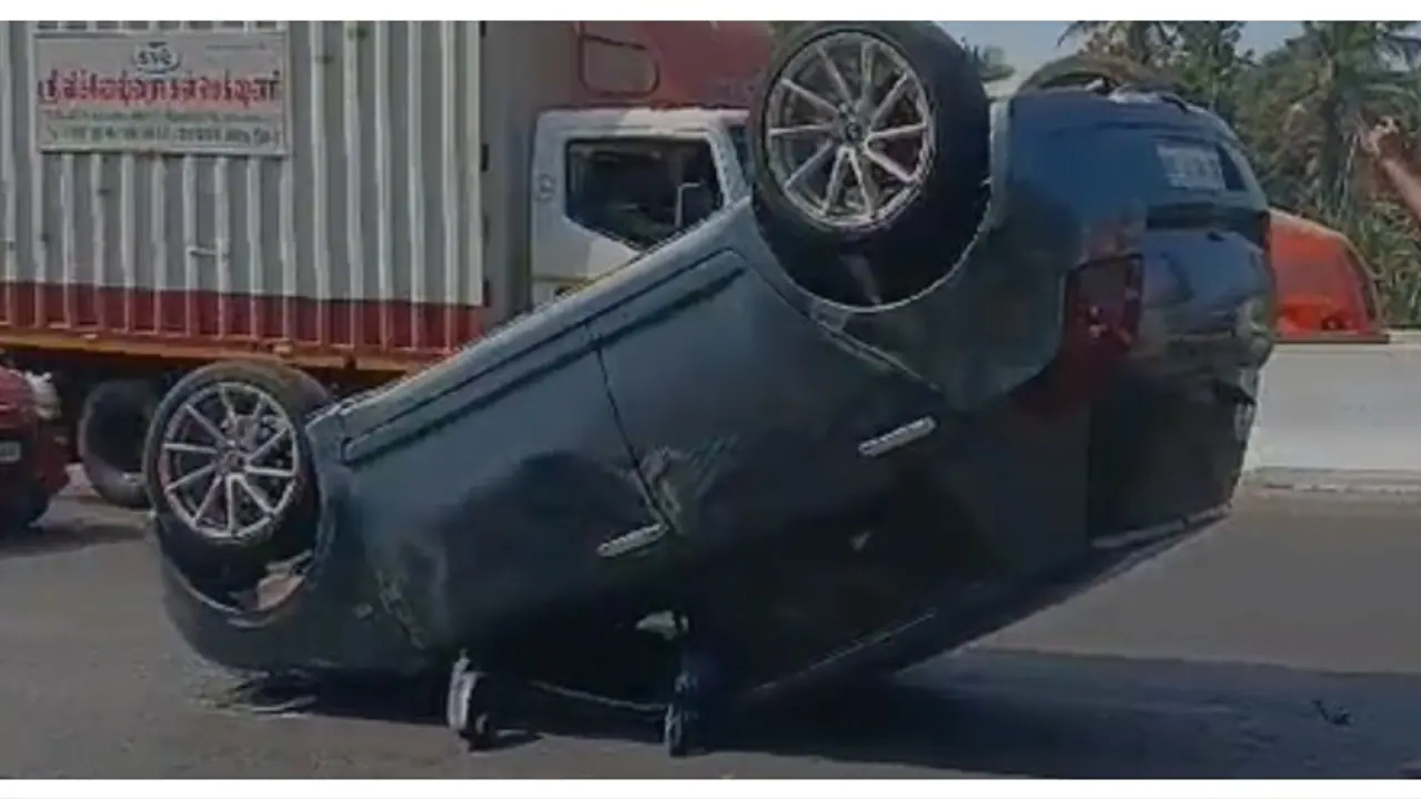 ഒരേ ദിശയിൽ പോയ രണ്ട് കാറുകൾ, നിയന്ത്രണം വിട്ട് ഇടിച്ച് തലകീഴായി മറിഞ്ഞു; ഒരാൾക്ക് പരിക്ക് 