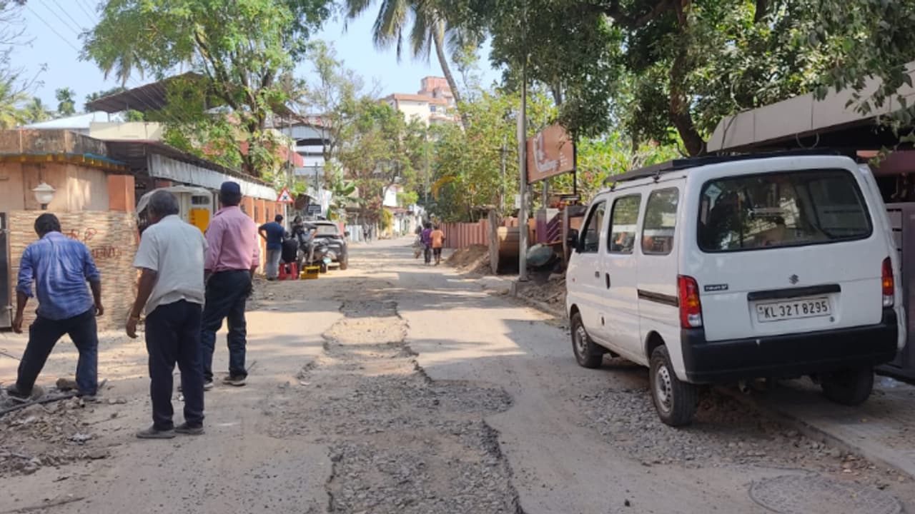 ടാർ ചെയ്ത് ഉണങ്ങും മുൻപ് കുത്തിപ്പൊളിച്ചു, ഇടപെട്ട് മനുഷ്യാവകാശ കമ്മീഷൻ, വഞ്ചിയൂരിൽ അറ്റകുറ്റപ്പണി തകൃതി ടാർ ചെയ്ത് ഉണങ്ങും മുൻപ് കുത്തിപ്പൊളിച്ചു, ഇടപെട്ട് മനുഷ്യാവകാശ കമ്മീഷൻ, വഞ്ചിയൂരിൽ അറ്റകുറ്റപ്പണി തകൃതി