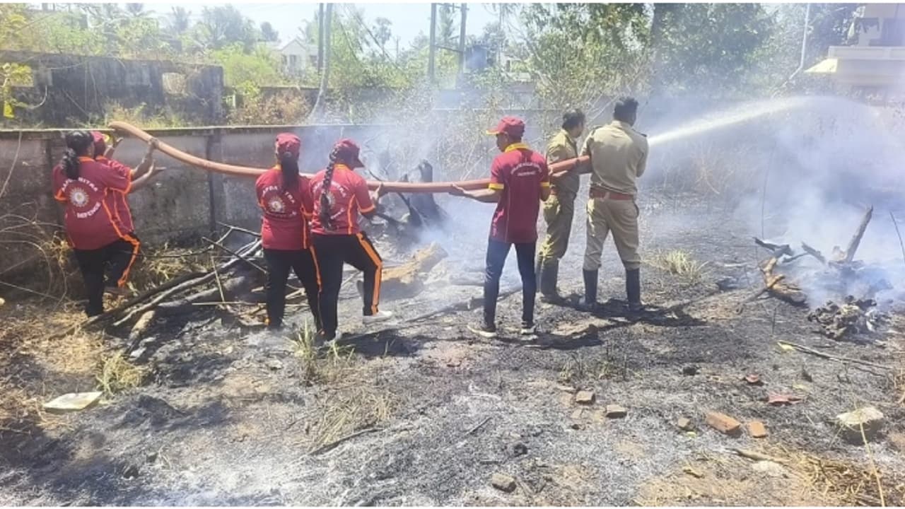 അമ്പലപ്പുഴ ജംഗ്ഷന് സമീപം കുറ്റിക്കാടിന് തീ പിടിച്ചു; ട്രാൻസ്ഫോർമറിന് സമീപം വരെ തീയെത്തി; ഒഴിവായത് വൻ ദുരന്തം