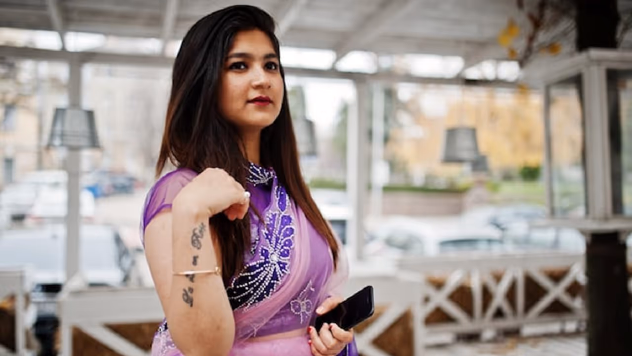 குண்டான நீங்கள் புடவையில் ஸ்லிம்மா தெரியணுமா? இதை டிரை பண்ணி பாருங்க