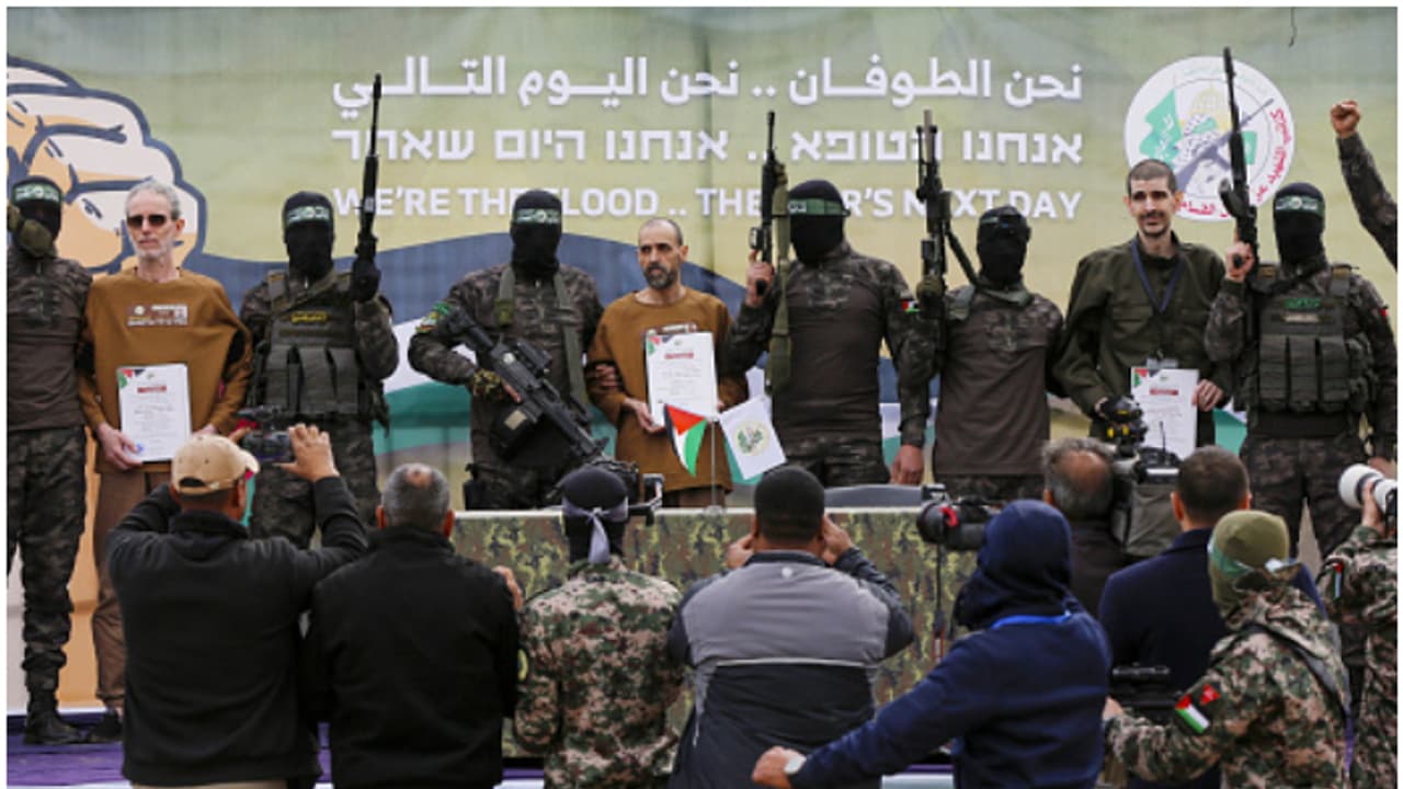 3 ബന്ദികളെ കൈമാറുമെന്ന് ഹമാസ്, ഇസ്രയേൽ നിലപാട് എന്താകും, ഉറ്റുനോക്കി ലോകം; ഗാസ വെടിനിർത്തൽ കരാറിൽ നിർണായക ദിനം 3 ബന്ദികളെ കൈമാറുമെന്ന് ഹമാസ്, ഇസ്രയേൽ നിലപാട് എന്താകും, ഉറ്റുനോക്കി ലോകം; ഗാസ വെടിനിർത്തൽ കരാറിൽ നിർണായക ദിനം